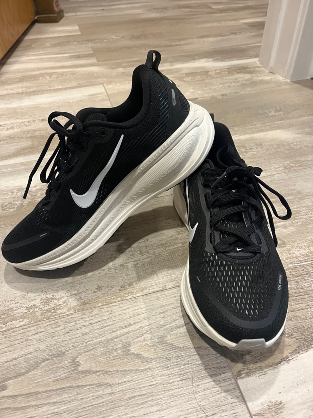 Nike Women's Black and White Athletic Running Shoes